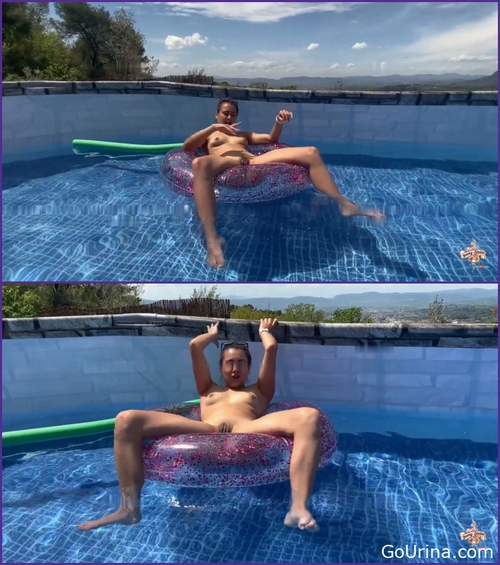 Fetish Girl - Mega Pool Pipi. Look at my wet pee pussy, Jenny_Stella, pee play - 2025