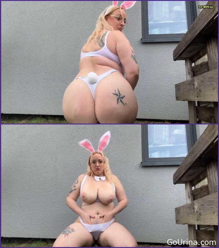Soaked in Public - TittyKatty – Wet pussy in the grass – Bunny Outdoorpiss, squirt passion - 2025
