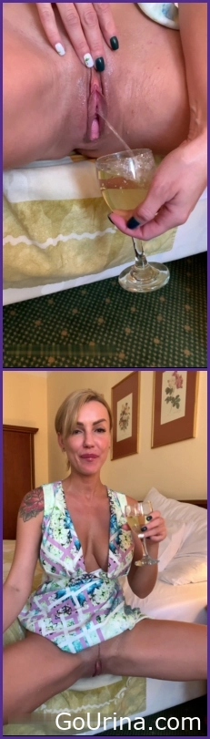 She Pisses Again, Perverse Milf Drink Her Own Pee, MPEG-4, 113 MB, 2025, pee kiss