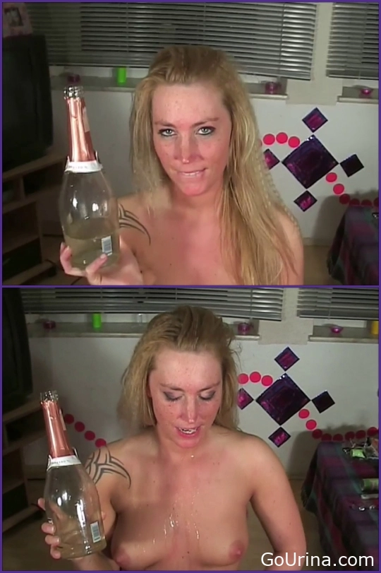 Just in Toilet - Die Natursektflasche, Sallysecret, urine licking - 2025