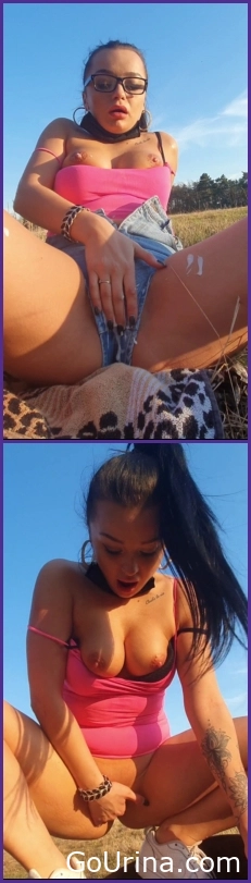 She Pisses Loud, Outdoor Shorts Piss Wanking, MPEG-4, 896 MB, 2025, nice pee